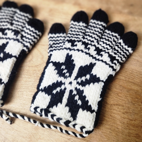 Handmade Wool Blend Knit Gloves - Picture 4 of 9
